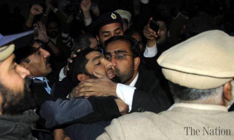 نواز شریف کی نااہلی اور ممتاز قادری
