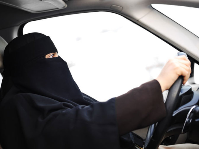 خواتین کو گاڑی چلانے کی اجازت، کیا سعودی عرب بدل رہا ہے؟