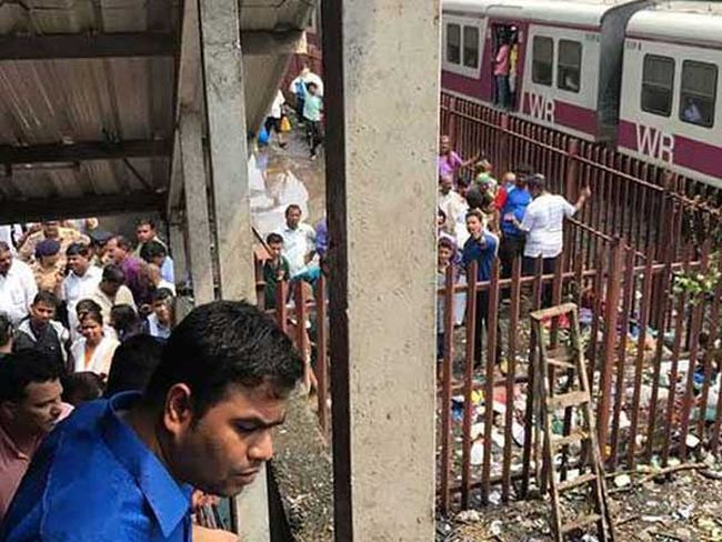 ممبئی میں ریلوے اسٹیشن پر بھگدڑ مچنے سے ہلاکتیں