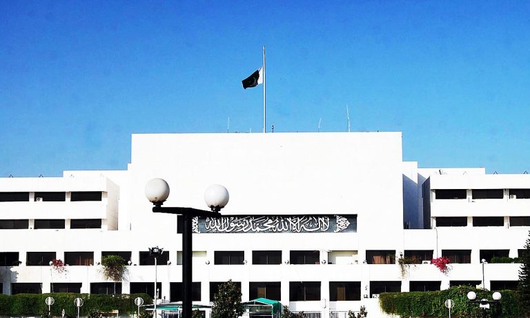 پاکستان: آئین کے طے کردہ راستے اور نئی راہداریاں