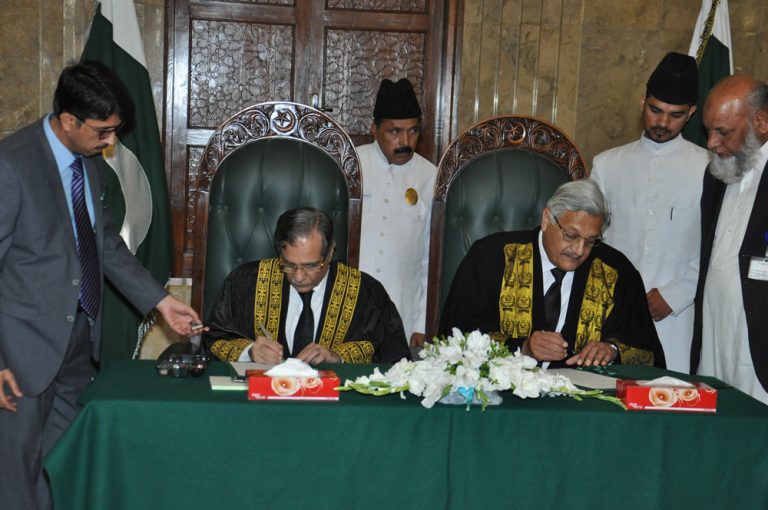 جوڈیشل مارشل لا کے سائے