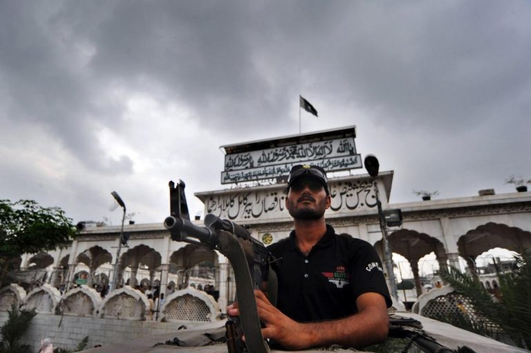 لاہور داتا دربار کے باہر تعینات پولیس موبائل پر حملہ