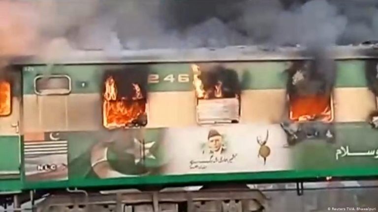 پبلک ٹرانسپورٹ شعبہ میں اصلاحات حکومتوں کی ترجیحات میں شامل کیوں نہیں ہوتیں؟