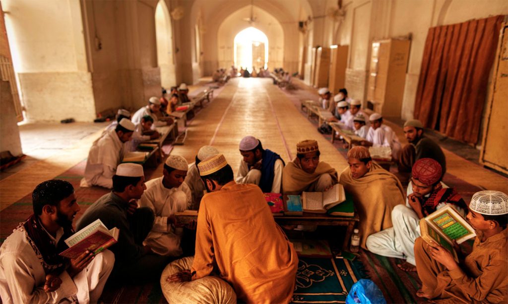 مدارس کے اساتذہ: پہلو دار مشکلات
