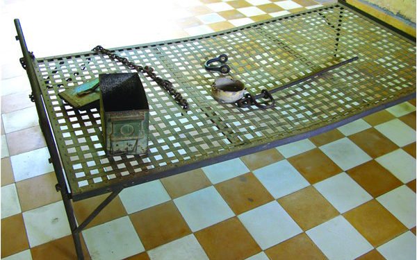 پاکستان میں تشدد کے خلاف قانون سازی کا رستہ کون روک رہا ہے؟