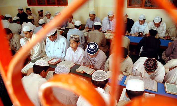 دینی مدارس کی رجسٹریشن میں کون رکاوٹ ہے؟