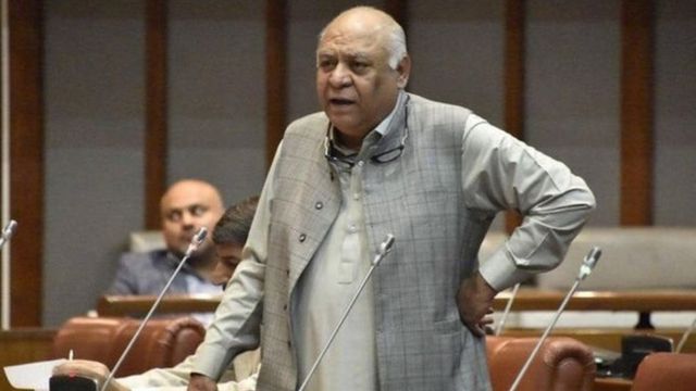 برگد کے نیچے پھول