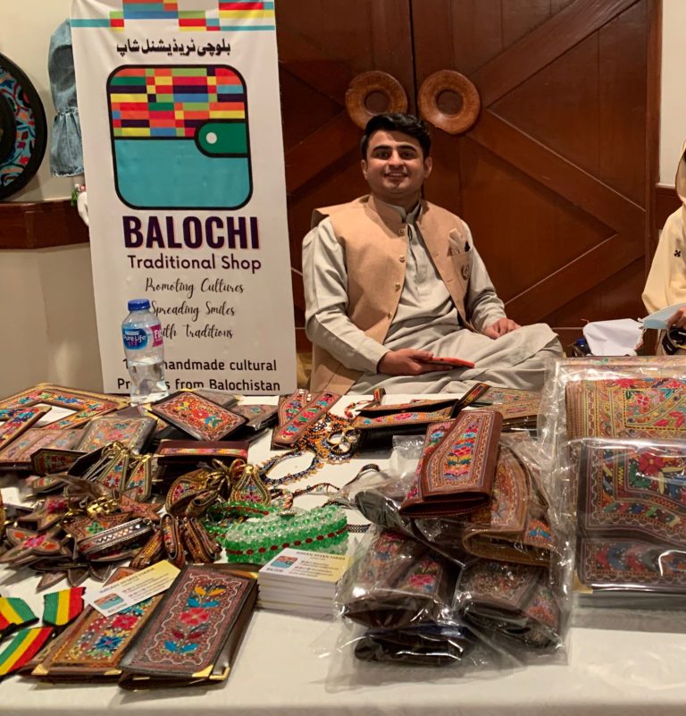 محلے میں پاپڑ بیچنے والا سبّی کا نوجوان کانٹیننٹل ہوٹل میں اپنے پراڈکٹس کی نمائش کرنے میں کیسے کامیاب ہوا؟