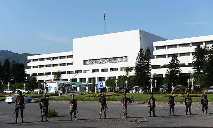 پاکستان میں سول ملٹری تعلقات: مثالی توازن کی تلاش