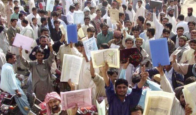 ملک کی اشرافیہ نوجوانوں کا کب تک استحصال کرتی رہے گی؟